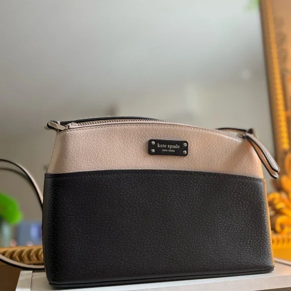 Kate Spade Jeanne Crossbody | Warm Vellum/Black | Structured Leather | LIKE NEW - Picture 4 of 13